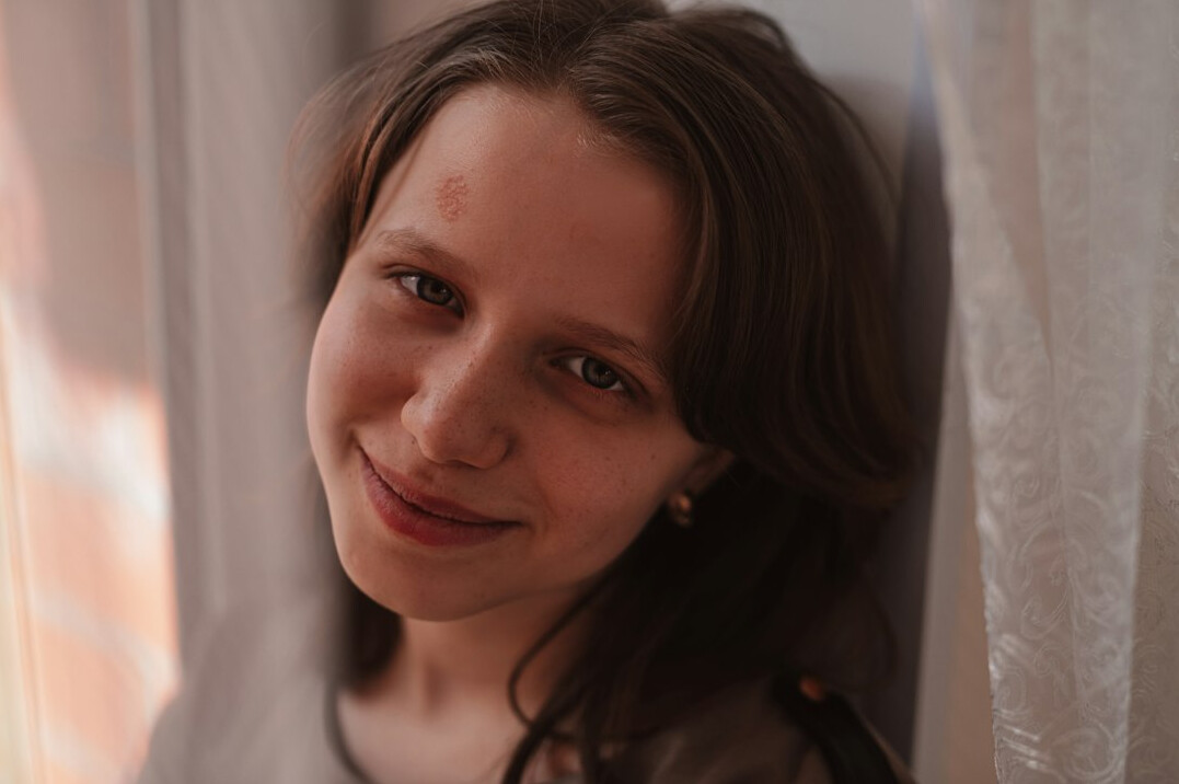 Portrait of a smiling woman with brown hair
