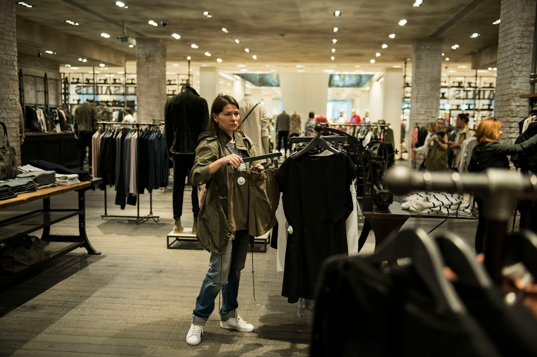 plainclothes detective in store