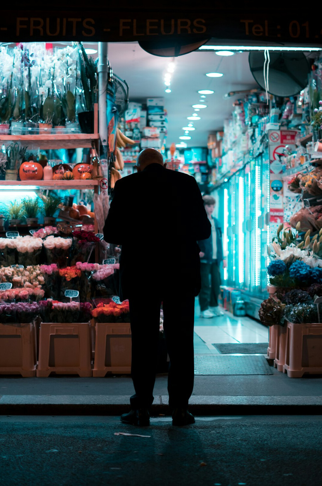 detective investigating store theft